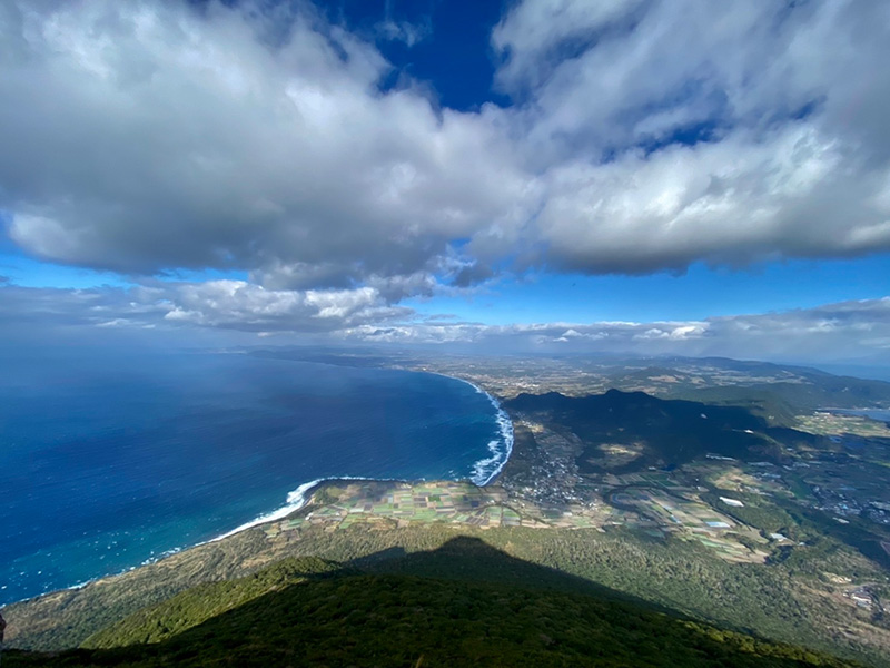 薩摩富士「開聞岳」から東シナ海を望む
